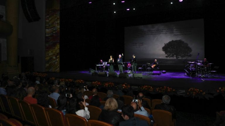 Yiğidim Aslanım Burda Yatıyor