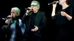 Zuhal Olcay, Edip Akbayram ve Güvenç Dağüstünü sahneye davet etti.Karlı Kayın Ormanı