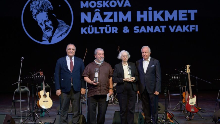 Nâzım Hikmet Dostluk Ödüllerin sahipleri Mim Melih Güneş ve Nataliya Rumyantseva